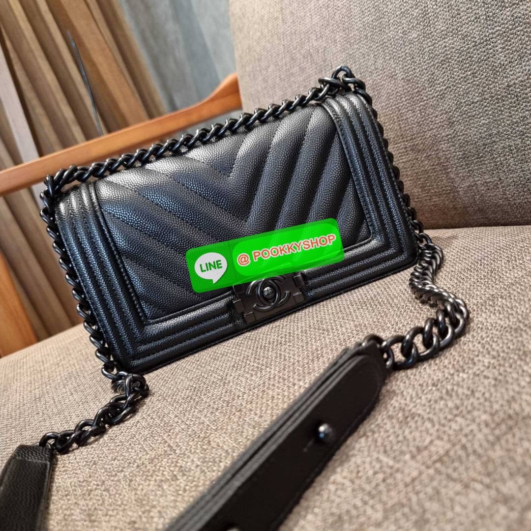 Chanel รุ่นสุดฮอต ดีไซน์อะไหล่ดำ เรียบหรูมากๆ!! วัสดุหนังลายคาร์เวีย ทรงคลาสสิคที่สาวๆห้ามพลาด!! ในราคาสุดจะคุ้มจากเคาน์เตอร์ dutyfree เปิด-ปิดกระเป๋าด้วยตัวล็อค ภายในโล่งกว้าง ไซส์ใหญ่ใส่ของได้เยอะ มีช่องแยกในกระเป๋า มาพร้อมสายสะพายโซ่สลับหนังรองบ่า (ถอด