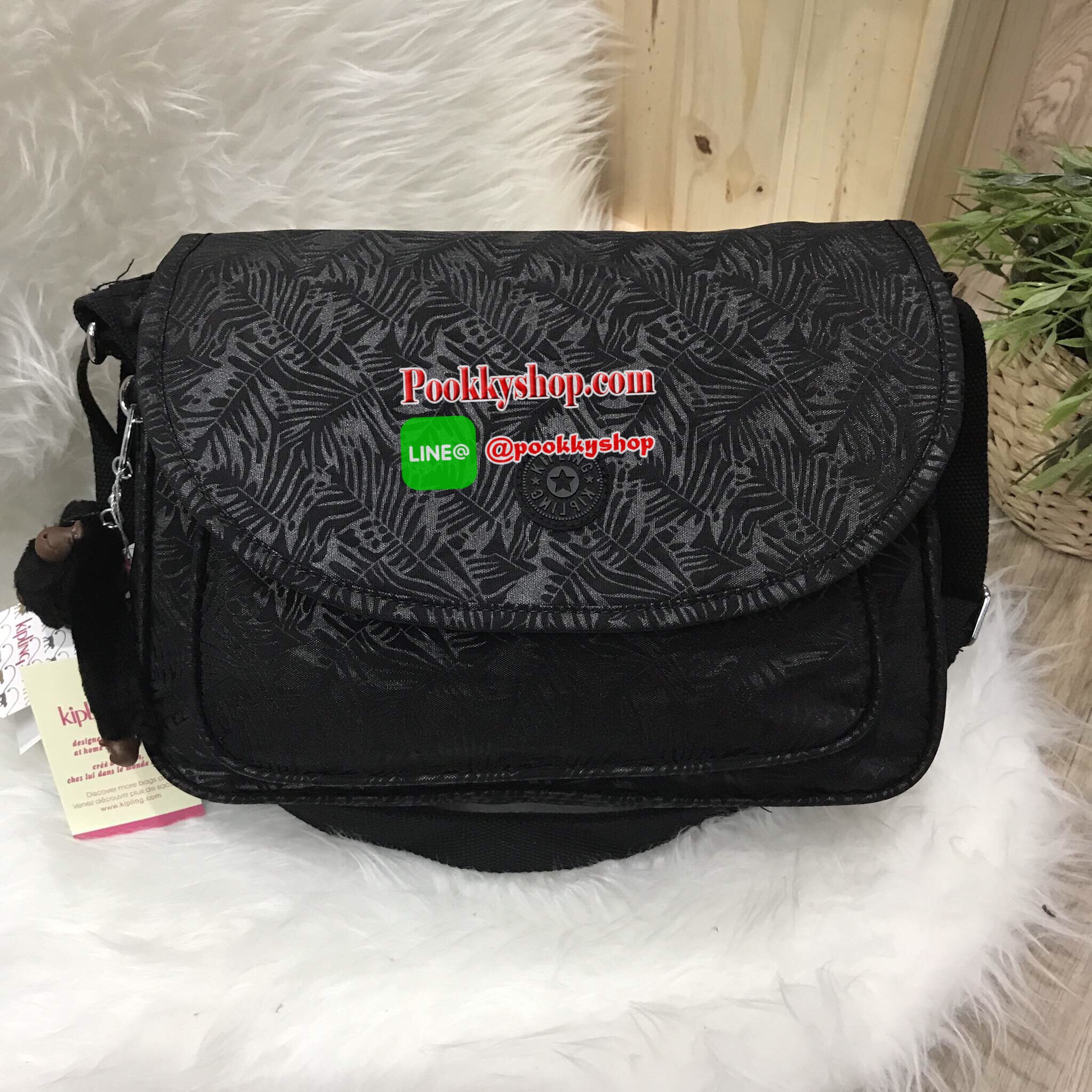 Don't Miss! KIPLING NYLON SHOULDER BAG กระเป๋าถือหรือสะพายวัสดุ Nylon + Polyester 100% เปิดปิด2ชั้นด้วยฝาปิดกระดุมเเม่เหล็กเเละซิปสะดวกใช้ หัวซิปโลโก้เเบรนด์ ด้านหน้ามี1ช่อง Pocket พร้อมสายสะพายยาวเลื่อนปรับระดับได้ถอดได้ จะสะพายไหล่หรือ Cross Body ก