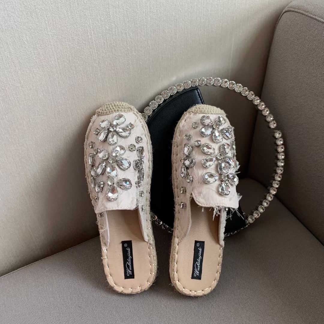 พร้อมส่งคะ รองเท้าเปิดส้น งานsignature ของทางร้าน เพชรเวอวังอลังการ สวยยืน1 🥇มาแล้วจ้า ทรงสวยอย่างดี งานเกร๋เรียบหรูดูแพง ตัวนี้ห้ามพลาด ใส่สบายจะแมตช์กับกางเกง👖หรือกระโปรง👗ก็ได้ค่ะ แม่ค้าคอนเฟริม ห้ามพลาดเลยจ้าตัวนี้แนะนำ อย่าช้าร