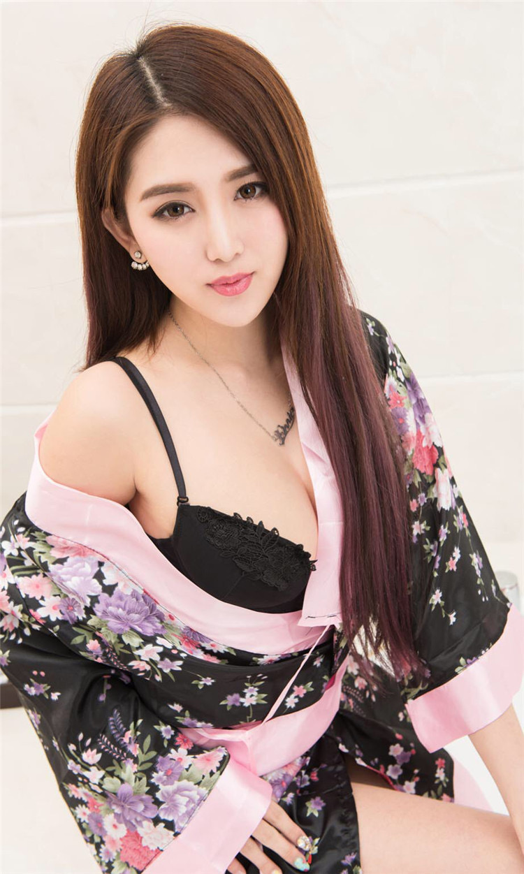 ชุดยูกาตะ กิโมโน เสื้อคลุมญี่ปุ่น ชุดแฟนซี ชุดกิโมโนสั้น พื้นดำ ลายดอกชมพู พร้อมสายคาดเอวสีชมพู ติดโบว์ สวยน่ารักมากๆค่ะ สำเนา