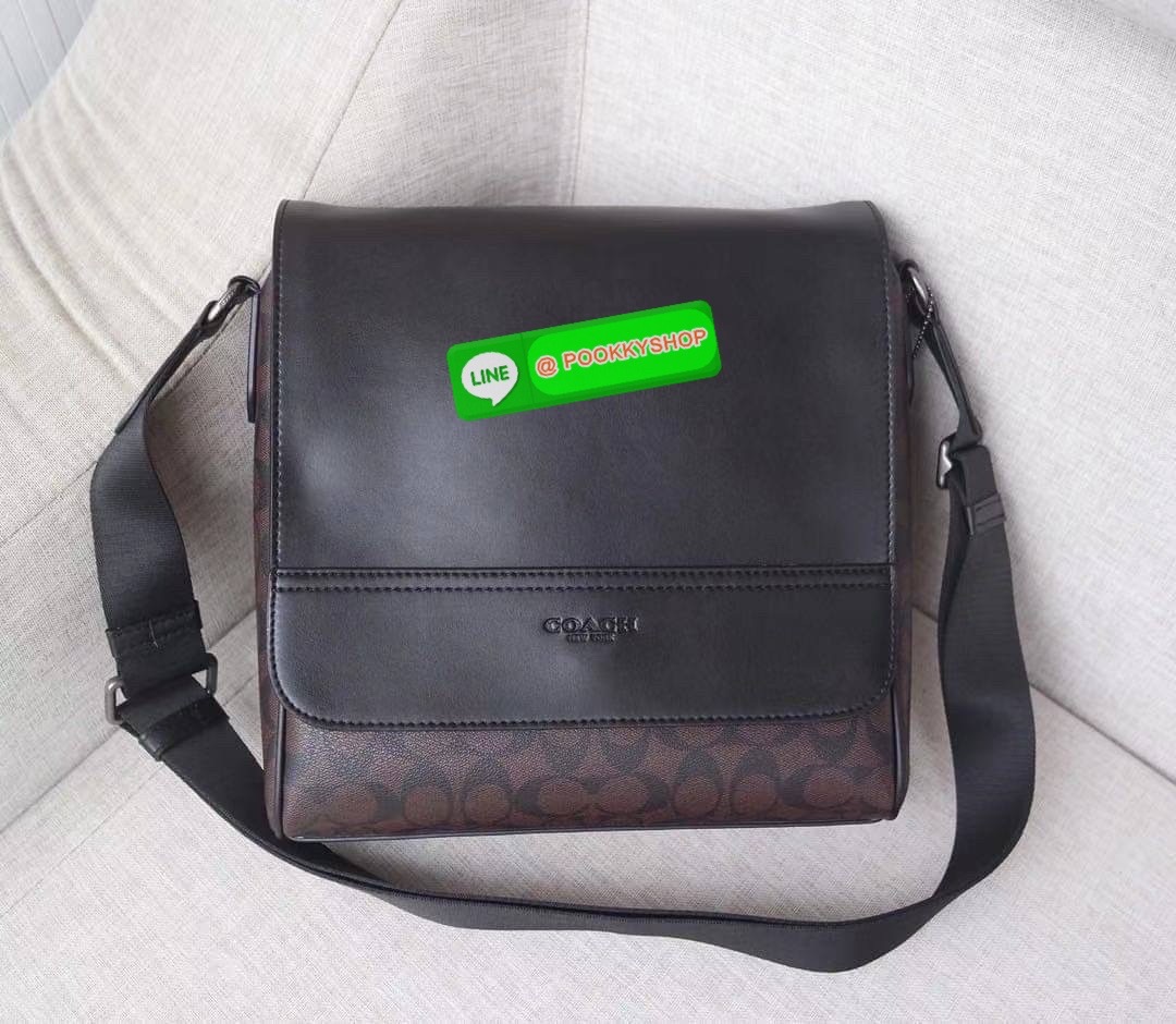 Coach F73339 F73340 – Hudson Crossbody Bag in Signature Embossed Leather “จะวันทำงานหรือวันสบาย ๆ แค่สะพายใบนี้…ก็เหมือนใส่ความเท่ติดตัวไว้แล้ว” Coach Hudson Crossbody F73340 กระเป๋าหนังแท้ลาย C ปั๊มลึก ทรงเหลี่ยมเรียบหรู โทนดำทั้งใบ เหมาะกับผู้ชายที่อยาก