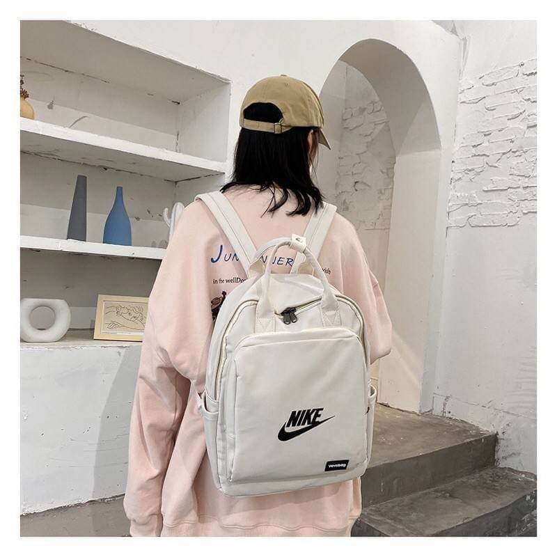 กระเป๋าสะพายหลัง Nike รุ่นนี้ขอบอกว่าชนช๊อปใช้ได้ทั้งผู้ชาย ผู้หญิง เด็ก ผู้ใหญ่ ใส่ได้จ้ะ จุของได้เยอะ น่าใช้มากๆแม่ กระเป๋ามีหลายช่อง จะถือก็ได้สะพายก็เท่ห์ มีมาให้เลือกช๊อปถึง 3 สี