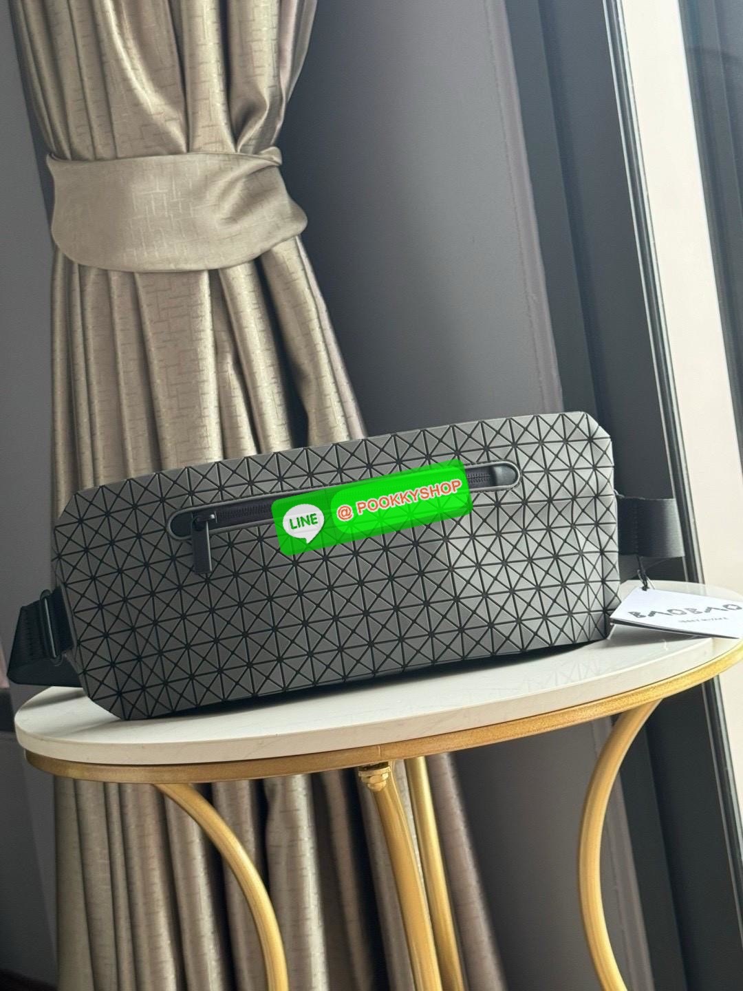 💕Baobao Issey Miyake Matte Baton Crossbody Bag เป็นกระเป๋าคาดอกที่มีดีไซน์เรียบง่ายและใช้งานได้อเนกประสงค์ มีน้ำหนักเบาแต่มีความทนทานสูงและสามารถกันน้ำได้ สายสะพายมีความแข็งแรงและปรับได้หลายระดับ จึงสามารถประยุกต์ใช้งานได้ทั้งคาดอก คาดเอวหรือสะพาย