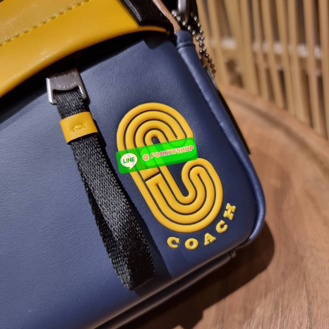 COACH 2373 EDGE CROSSBODY ความเท่ never die!! กระเป๋าครอสบอดี้ทรงยอดฮิต ที่หนุ่มๆไม่ควรพลาด รูปทรงดีไซน์คลาสสิค ใช้งานง่าย วัสดุหนังแท้สลับแคนวาส โดดเด่นด้วยลูกเล่นโทนสี ตัวกระเป๋ามีซิปหลัก และซิปด้านหน้า พร้อมช่องแยกด้านหลัง ใส่ของไปเลยเน้นๆ ใส่โทรศัพท์ม