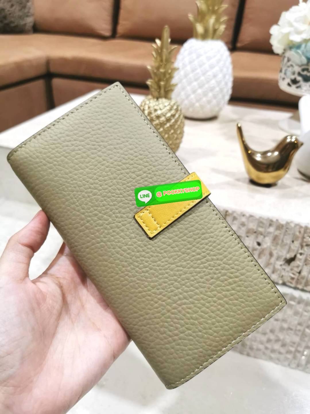 ✴️Don't Miss!✴️NEW! LOEWE LONG WALLET BAG VIP GIFT WITH PURCHASE-GWP กระเป๋าพรีเมี่ยมกิ๊ฟ Limited จาก LOEWE DUTYFREE COUNTER วัสดุหนังแท้เทคเจอร์สวยอยู่ทรงปั้มโลโก้แบรนด์ด้านหน้าเปิดปิดด้วยกระดุม ภายในมีช่องใส่ธนบัตรหลายช่อง ช่องหลักสาม