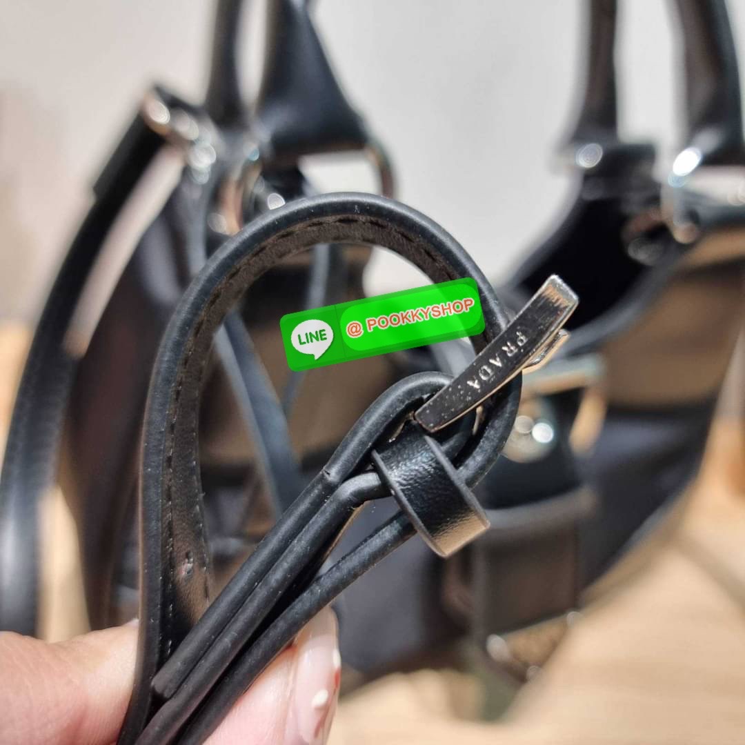 PRADA RE-NYLON AND LEATHER MOON PADDED BAG ใหม่ล่าสุด กับคอลที่ใครๆเห็นก็ต้องรัก ขนาดกำลังน่ารัก ดีไซน์สวยดุ และยังดูแพงได้อีก ด้วยวัสดุที่มีคุณภาพอย่างไนล่อนตัดสลับด้วยหนัง nappa หูสะพายมีสายรัดได้ ภายในโล่ง มีช่องซิป มาพร้อมสายสะพาย ปรับได้ตามต้องการ อี