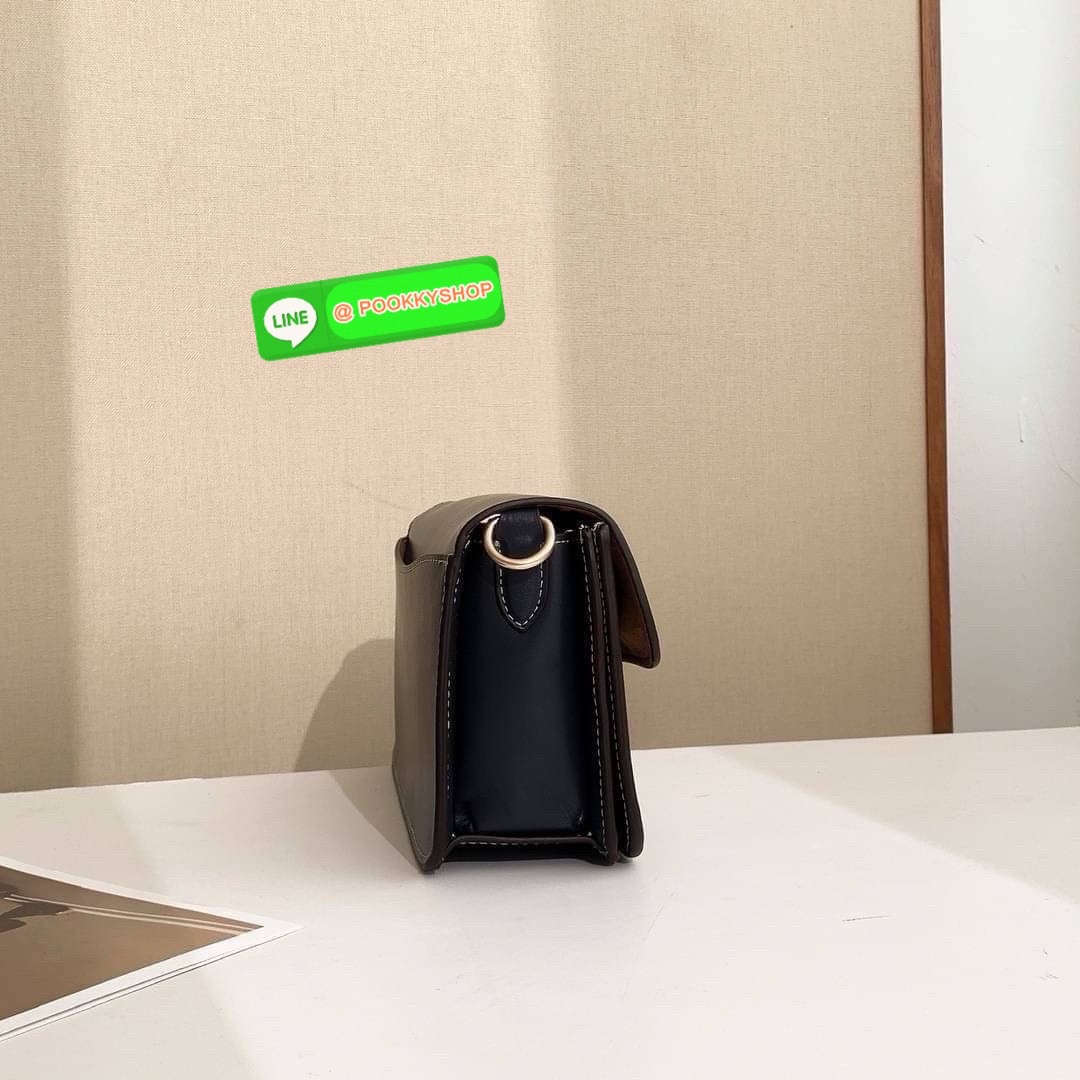 Coach CJ617 รุ่นบัคเคิลหัวใจไม่เคยว่าง ใบนี้บรรจงความหวานละมุนไว้เต็มใบ ถือก็เก๋ สะพายก็เฉียบ สีบลูยีนส์ตัดลายซิกเนเจอร์ หวานแบบไม่ต้องอธิบาย ของมันต้องมีสำหรับสายเก็บลุคเรียบหรูดูแพง