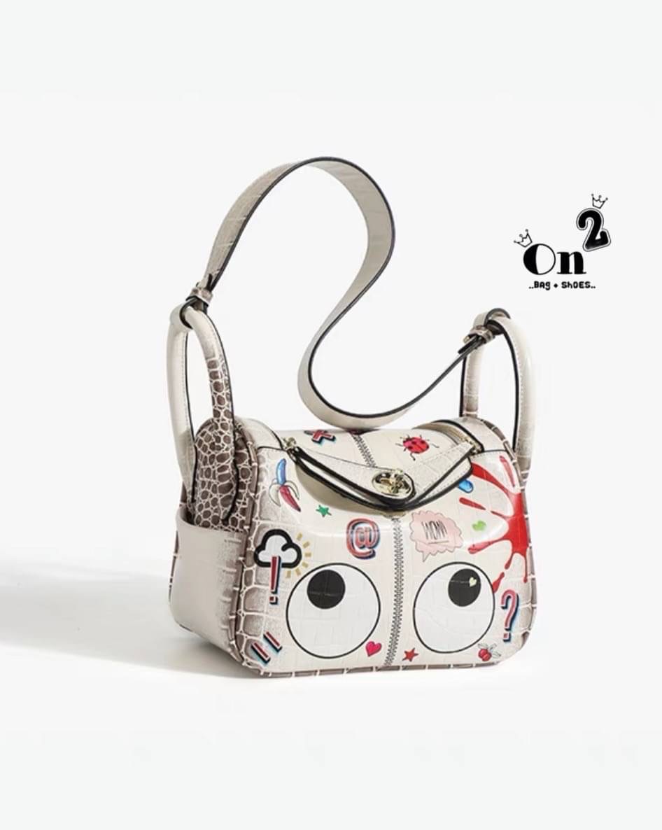 New...กระเป๋าถือ Eye theme ทรง ลินดี้ แบรนด์แท้ 💯(%) วัสดุตัวกระเป๋าด้านหน้าเคลือบกันน้ำอย่างดีลายตามภาพ ด้านหลัง ขอบ ฝา กระเป๋าทำจากหนังผสมอย่างดีสีตามภาพ มาพร้อมสายยาวสีเดียวกับกระเป๋า