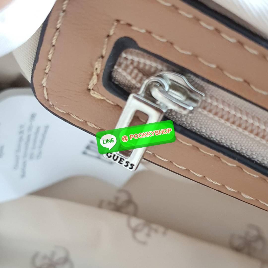 รุ่นใหม่ล่าสุด!! GUESS CESSILY CONVERTIBLE CROSSBODY BAG กระเป๋าสะพายข้าง รูปทรงสวย หนังนิ่มมือมากกก ตกแต่งด้วยโลโก้แบรนด์ด้านหน้า ด้านในเปิดปิดด้วยกระดุมแม่เหล็ก มีช่องซิปแยก+ช่องใส่บัตรฝั่งตรงข้ามอีกช่อง สามารถใส่กระเป๋าสตางค์ยาว โทรศัพท์ได้ทุกรุ่น มาพร