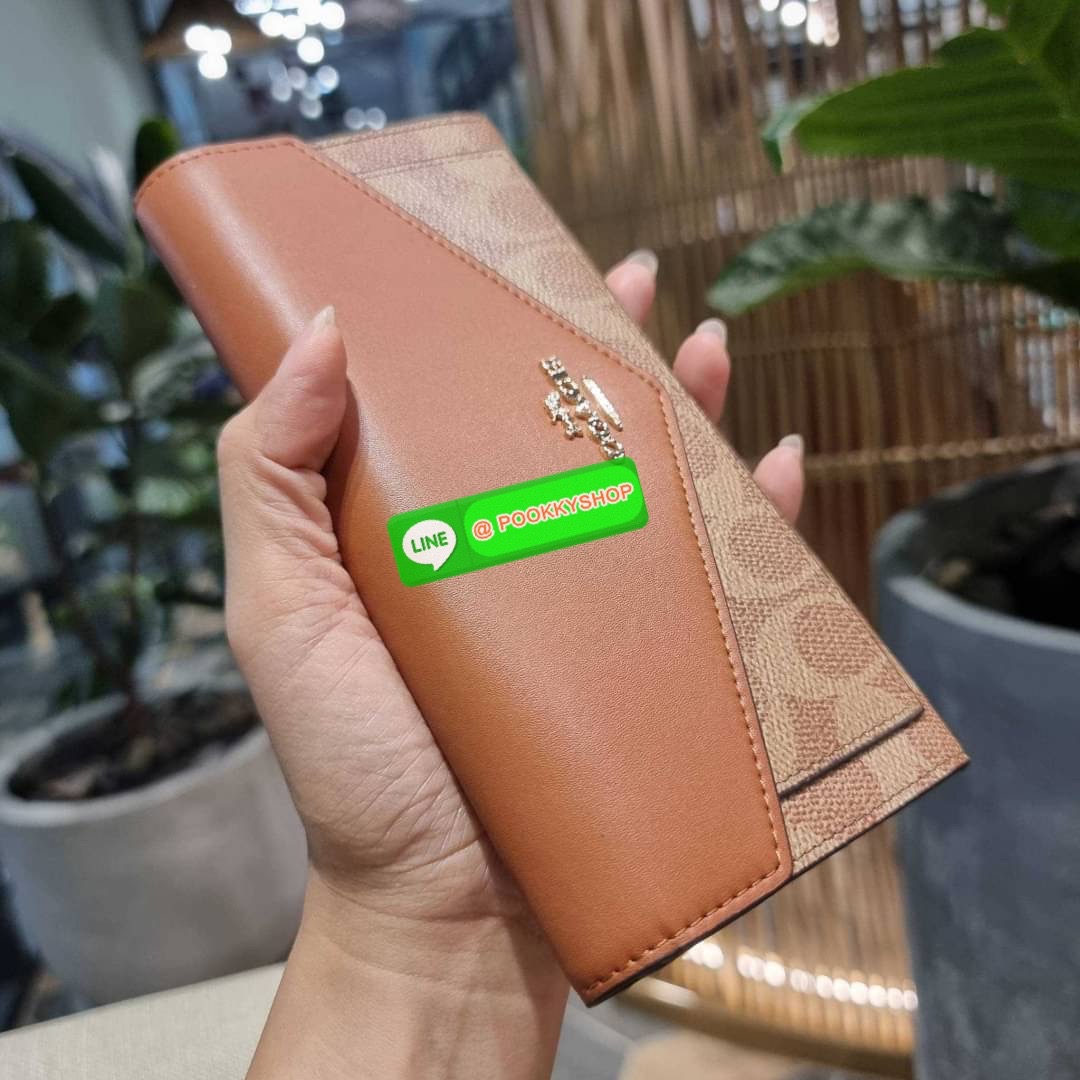 COACH 31547 SOFT WALLET IN COLORBLOCK SIGNATURE CANVAS คัมแบคแล้วน้า กับไอเท็มหายาก กระเป๋าสตางค์ใบยาวแบบพับ ขนาดกำลังสวย ดีไซน์คลาสสิคเอกลักษณ์ วัสดุหนังแคนวาสเคลือบลาย เปิด-ปิดด้วยกระดุม ภายในใส่บัตรได้เยอะ ใส่ธนบัตรได้สบายๆ ใบจริงสวยปังทุกสี ใครมองหากร