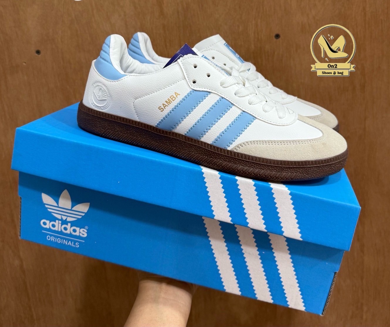 Adidas Samba รองเท้ารุ่นตำนาน จากใส่เตะบอล แต่กลับกลายมาเป็นไอเทมแฟชั่นระดับโลกSamba มาในทรงวินเทจสุดคลาสสิก พื้นยางทรงหมากฝรั่งกับแถบ 3 เส้นเอกลักษณ์ของแบรนด์ ให้ลุคเท่แบบสตรีทสไตล์ ใส่สบาย ใส่ได้ทุกวัน ไม่ว่าจะจับคู่กับกางเกงยีนส์ เสื้อยืด หรือชุดเดรสก็