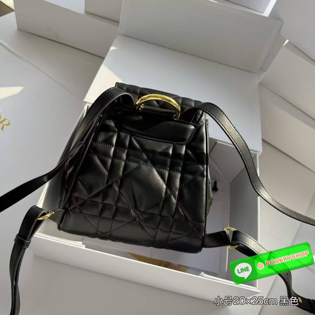 DIOR Small Caro Backpack กระเป๋าเป้ไซส์เล็กน่ารัก ดีไซน์ใหม่ หนังสวยเกินเรื่องมากๆ สัมผัสนิ่ม หรูหรา หูจับในตัวดีไซน์โค้งมนอะไหล่ทองสวยโดดเด่นไม่เหมือนใคร ที่สุดของความลัคชูต้องยกให้แบรนด์นี้ ทันสมัยและสง่างาม ราคาคุ้มที่สุดในย่านนี้บอกเลย!!
