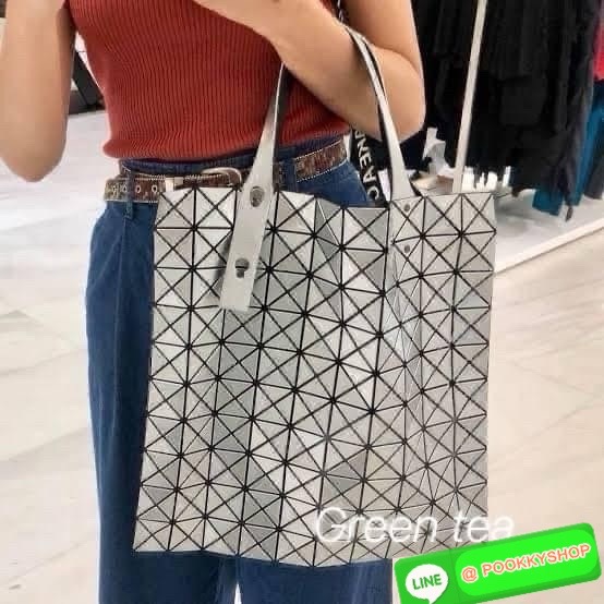 Baobao Issey Miyake Prism Frost ToTe Bag ซีรีส์ที่มีความแวววาวนุ่มนวลและมีลวดลายคล้ายเกรนของผ้าเพื่อสร้างลุคที่มีเท็กซ์เจอร์ กระเป๋าโท้ตที่มีให้เลือกอย่างหลากสี มีกระเป๋าซิปด้านในที่สามารถเก็บของมีค่าได้อย่างปลอดภัย เช่น บัตรโดยสารประจำและกุญแจ กระเป๋าโท้