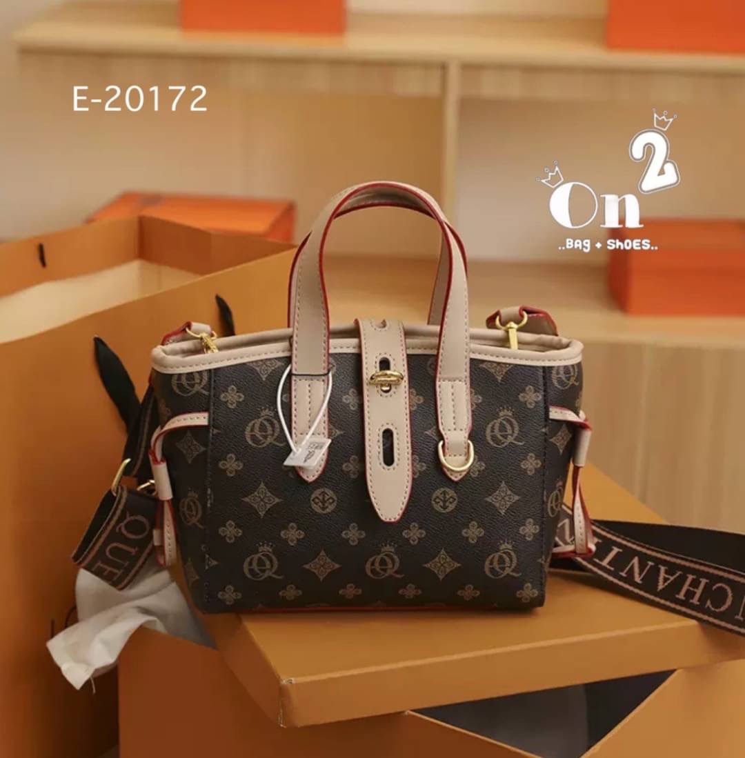 กระเป๋าสะพายแฟชั่นทรง tote งานสไตล์แบรนด์ ตัวล็อกด้านหน้าปรับระดับได้ มีสายสะพายยาวให้สามารถถอดออกถือได้ค่ะ