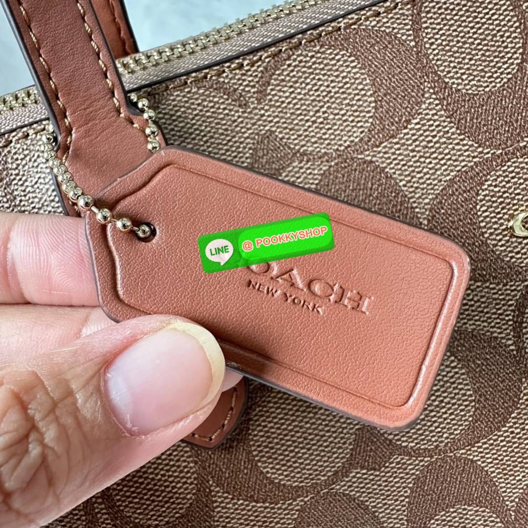 Coach 4455 ZIP TOP TOTE IN SIGNATURE CANVAS กระเป๋าสะพายไหล่ทรง Tote เปิด-ปิดกระเป๋าด้วยซิป ป้องกันของตกหล่น ภายในกว้างใส่สัมภาระได้เยอะ มีช่องเล็กใส่ของจุกจิก วัสดุแคนวาส หูจับหนังแท้ ถือไปเที่ยว ไปทำงาน สะดวกเลยค้า
