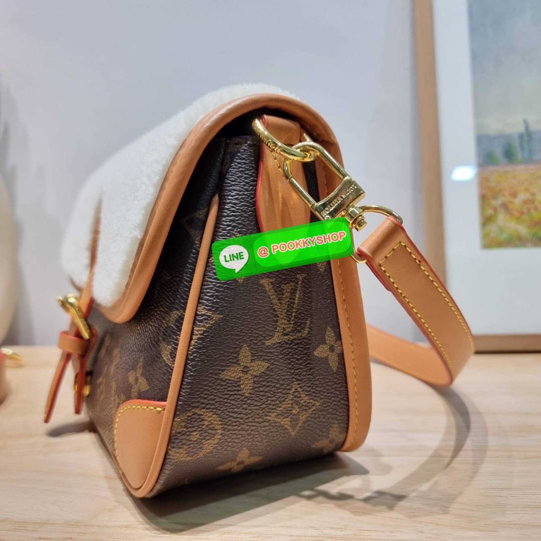 LV DIANE BAG ใหม่กับรุ่นที่ทำมาจำนวนจำกัด ดีไซน์ต้อนรับอากาศเย็นๆช่วงส่งท้ายปี กับกระเป๋าสะพายทรงสวย ดีไซน์คลาสสิคซ่อนความหรู ด้วยการตกแต่งขนฟูนุ่ม วัสดุหนังแคนวาสตัดสลับหนังแท้ เปิด-ปิดกระเป๋าด้วยกระดุมแม่เหล็ก ภายในเป็นช่องโล่ง ใส่ของสำคัญได้ครบ สายสะพา