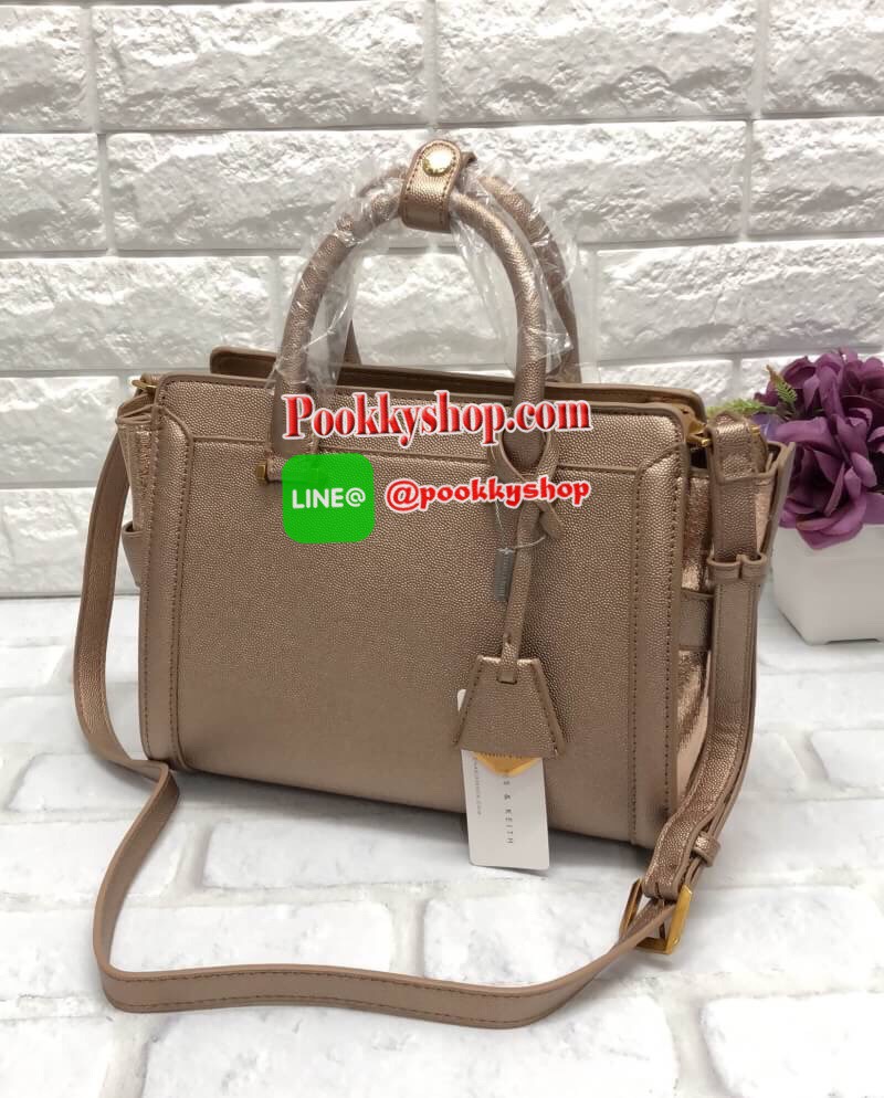 ลายหนังคาเวียร์ อะไหล่ทองคลาสสิค ปี 2018 ✔️พร้อมเฉดสีใหม่ปี 2018 New arrival !!! CHARLES & KEITH BAG Best Seller!!! พร้อมส่งค่ะ....กระเป๋าถือและสะพายข้าง ทรงสวยเก๋ หนังคาร์เวียตัดขอบหนังเรียบด้านข้างได้อย่างสวยงามค่ะ ด้านหน้าห้อยพวงแบรนด์หรูมาให้ เ