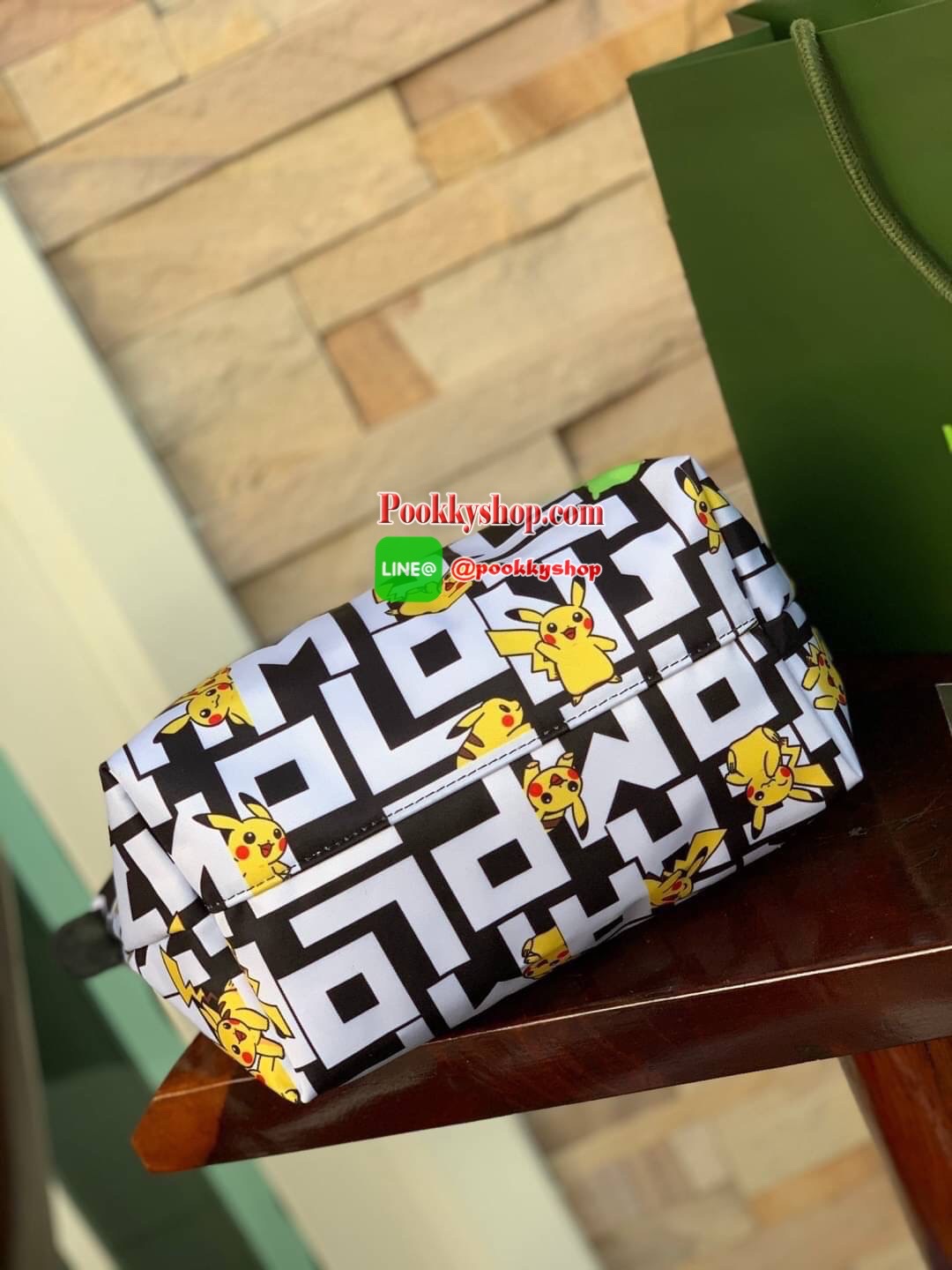 LONGCHAMP X POKÉMON SHOULDER BAG เพราะรู้ว่า &quot;เลอ ปลิยาจ&quot; (Le Pliage) เป็นกระเป๋าไอคอนิคยอดนิยมของคนทุกเพศทุกวัย ไม่ว่าจะเป็นคนธรรมดาหรือเซเล็บ ลองฌอมป์ก็เลยจัดให้ &quot;ปิกาจู&quot; ไปวิ่งเล่นอยู่บนกระเป๋าที่ออกมาเป็นซีรีส์ซะเลย และยังคงความ Le