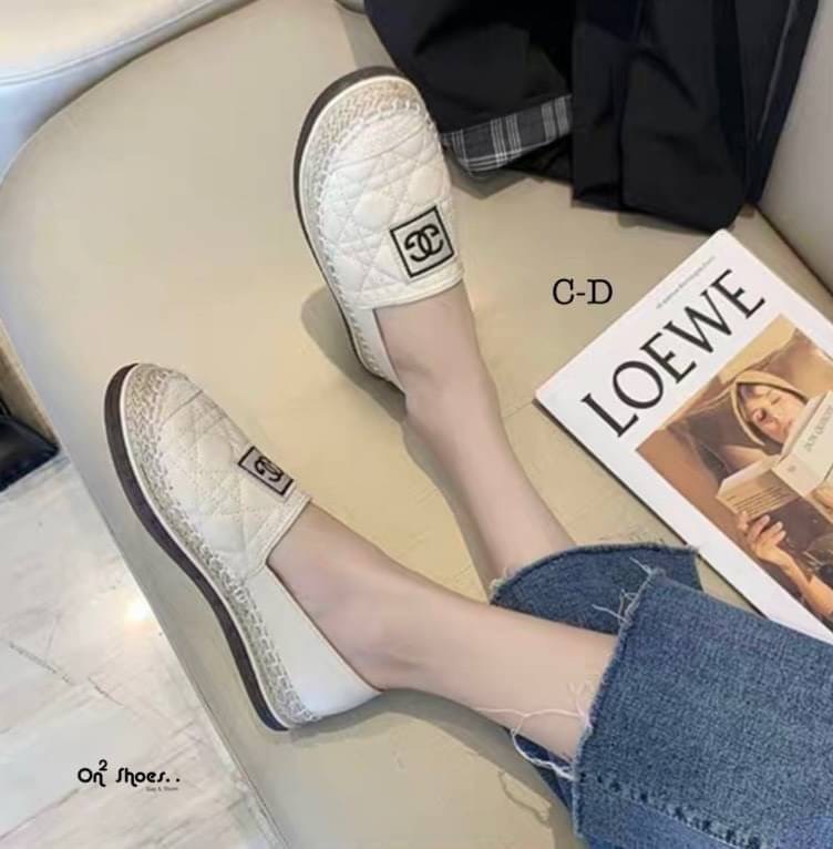 เข้าแล้วค่า รองเท้าคัชชูทรง CC espadrilles สุดปัง หนังปัง CC ไขว้หนังเย็บบุลาย หัวตัดสี ขอบเป็นปอถัก ทรงสวยค่ะทรงนี้ฮิตตลอดใส่ได้เรื่อยๆแมทช์กับชุดง่ายพร้อมส่ง 2 สีค่ะ งานดีคัดเกรดงานกล่อง