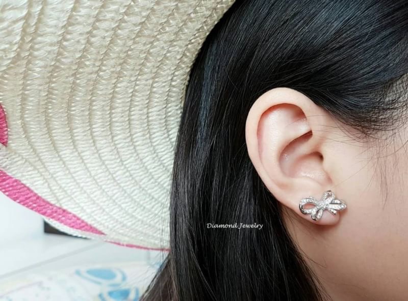 New Arrival !!! เซตต่างหู+สร้อยคอ งานเพชร CZ แท้ค่ะ ดีไซน์โบว์สวยมากกกกกกกกกกกกก เพชรวิ้งวาววับสวยหรู งานรุ่นนี้การันตีความสวย น่ารักเลยนะคะ งานเป็นเพชรฝังMicro setting วิ้งๆสวยแบบนี้ ใส่ออกงานชิคๆหรือใส่ไปเที่ยวชิลๆ ไม่ผิดหวังแน่นอนคะ