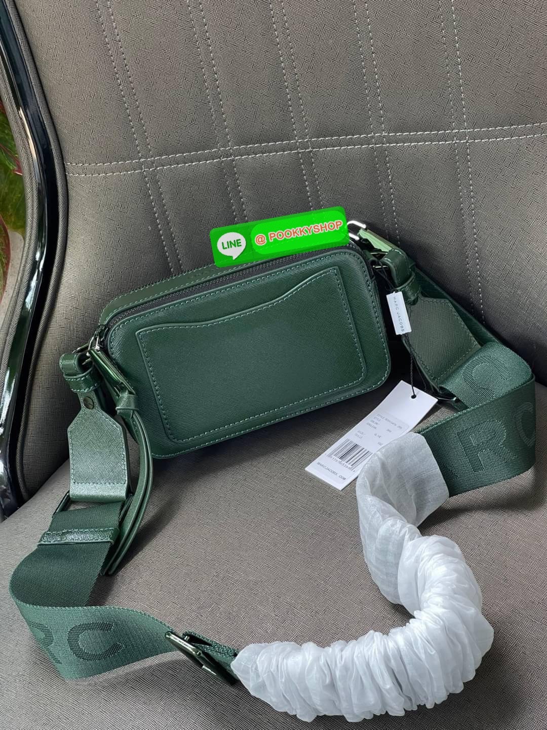 💕 Marc Jacobs Snapshot Bag กระเป๋าแบรนด์ดังจากสัญชาติอเมริกัน นับได้ว่ารุ่นนี้เป็นรุ่นทรงฮิตของ marc jacobs เลยทีเดียว โดยด้านหน้ากระเป๋าจะเป็นโลโก้แบบโลหะที่เป็นสัญลักษณ์ของแบรนด์นี้ มาพร้อมสายสะพายที่จะสะพายยังไงก็ดูโดดเด่น เพราะขนาดใหญ่ที่สกรีน