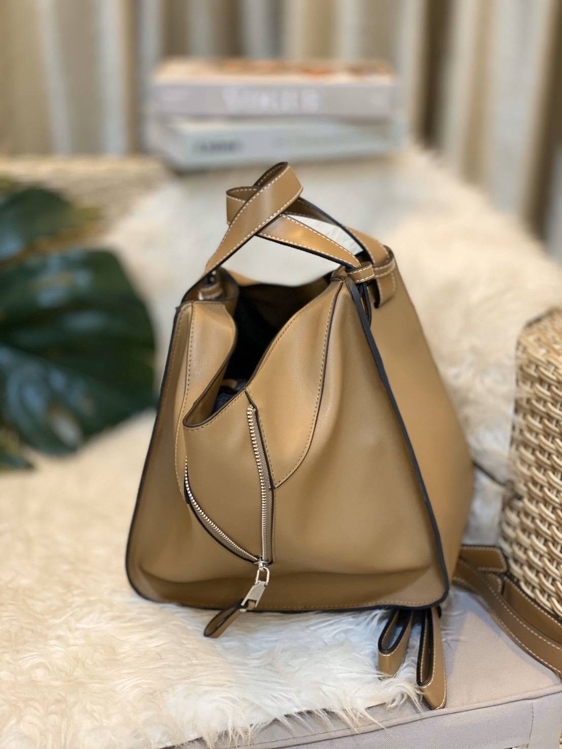 พร้อมส่งค่า 💕Hammock 💕 สิ้นสุดการรอคอย สำหรับรุ่นที่ทุกคนถามหาเยอะที่สุด การันตรีงานคุณภาพ ใช้เวลาผลิตนานสุดถึง 4 เดือน ตอนนี้พร้อมส่งเเล้วค่า Hammock size 30 cm รอบนี้เป็นงานสั่งผลิต งานเนี้ยบ ตัวหนังสวยมากกกก PU premium อย่างดี มีความหนา