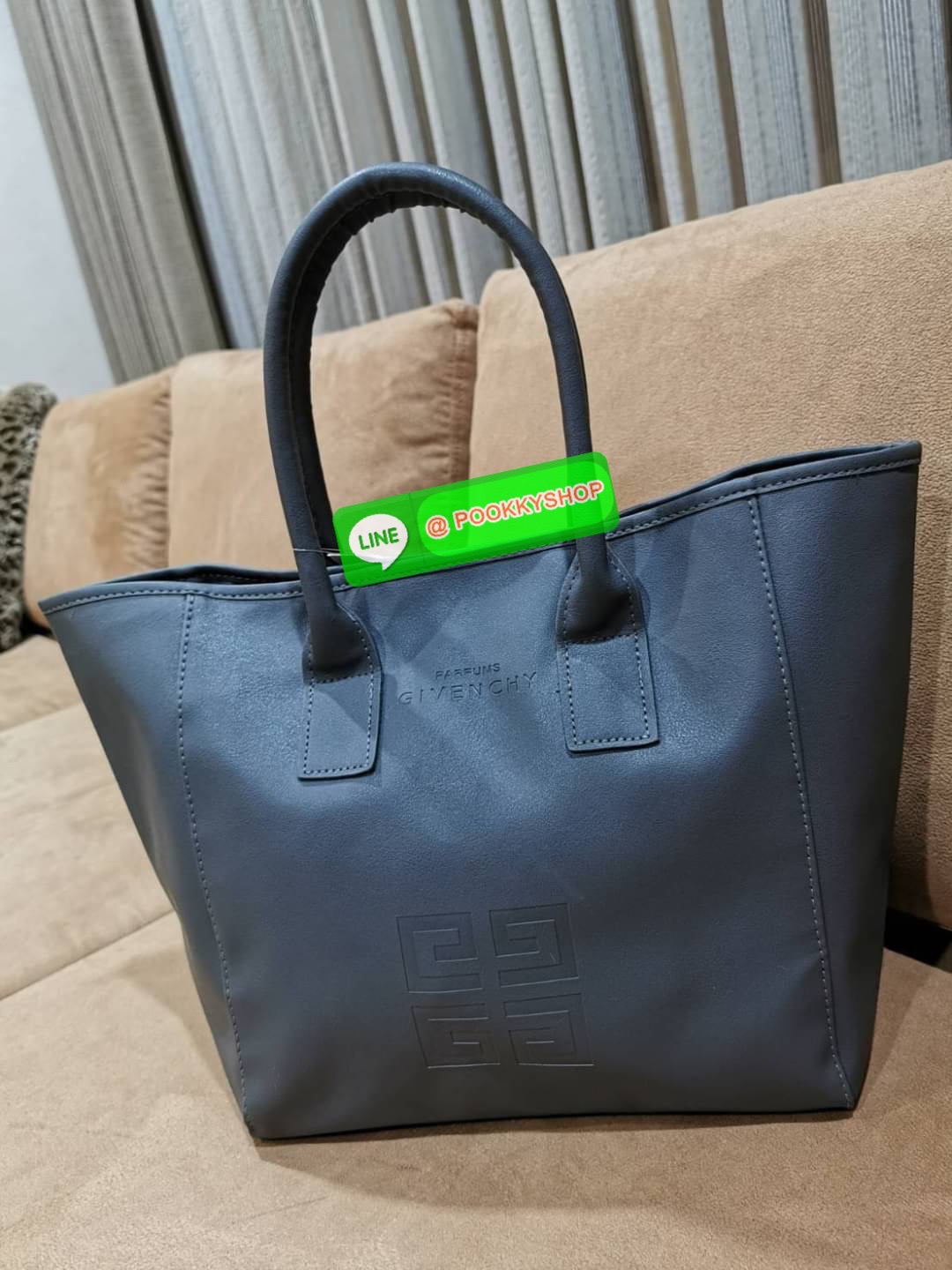 Best Seller! Givenchy Black Soft Leather Shoulder Handbags (Limited edition) กระเป๋าถือหรือสะพายพรีเมี่ยมของเเท้จาก "Givenchy Perfume Counter" วัสดุหนังนิ่มเรียบสีดำด้านหน้าปั้มโลโก้แบรนด์ GV ภายใน Polyester 100% สีดำสกรีนโลโก้สวยดูดี เปิดปิดด้ว