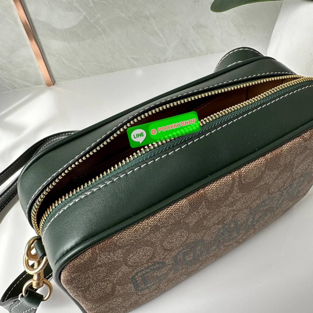 Coach Jamie Camera Bag In Signature Canvas With Varsity Motif (coach ce599) กระเป๋าสะพายข้าง ดีไซน์ยอดฮิตตลอด ไม่ตกเทรน วัสดุหนังแคนวาสตัดหนังแท้ เปิดปิดด้วยซิป ภายในช่องโล่งกว้างมีช่องแยกอเนกประสงค์สามารถใส่โทรศัพท์มือถือได้ทุกรุ่น สามารถใส่กระเป๋าสตางค์