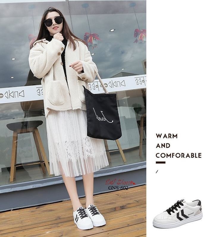 สินค้าพร้อมส่ง รองเท้าผ้าใบแฟชั่นนำเข้า วัสดุหนัง PU ดีไซน์ด้านข้างประดับแถบสีกริตเตอร์ แบบสวม ใส่ง่าย งานดี น้ำหนักเบาค่ะ