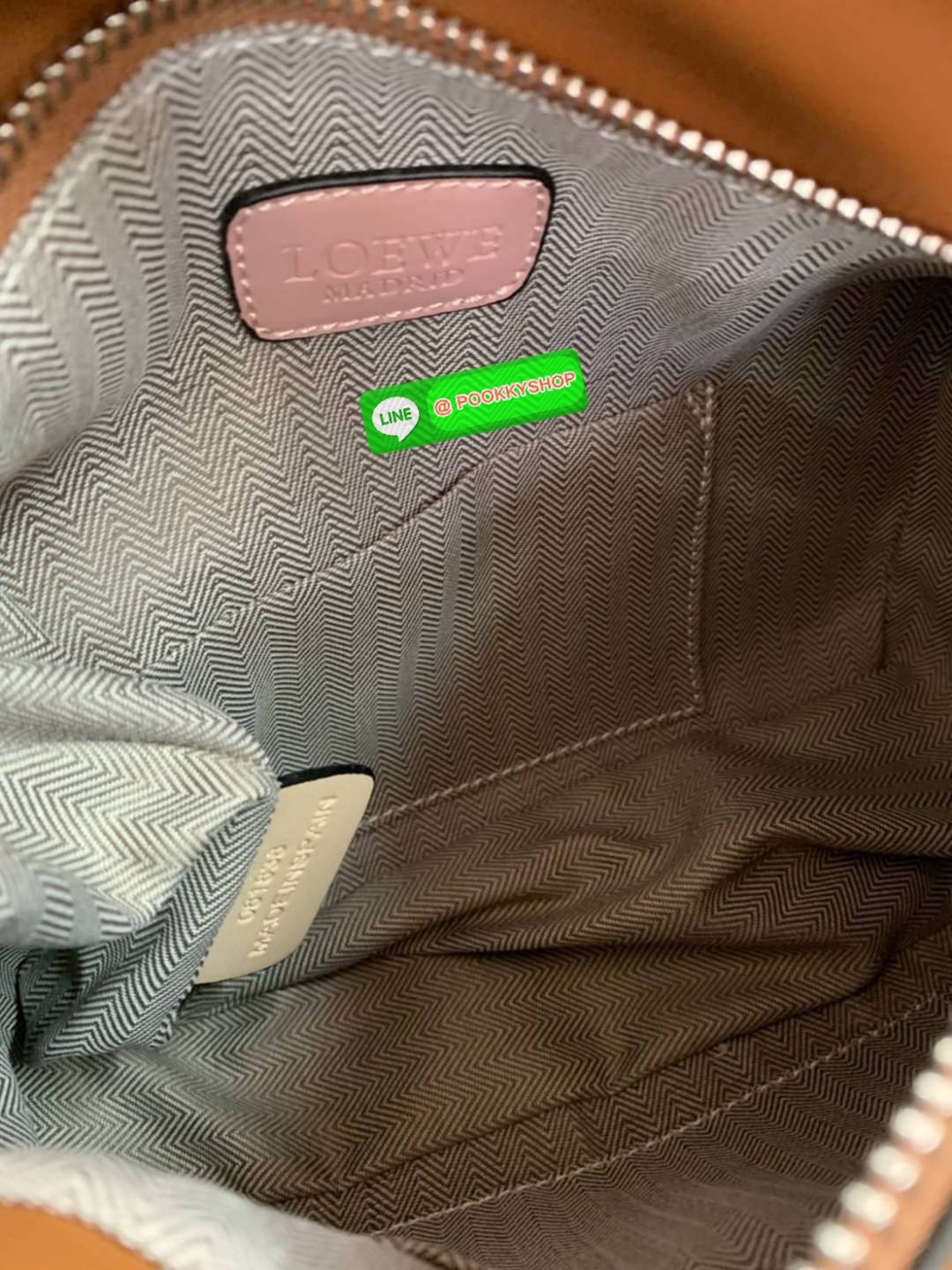 NEW IN! LOEWE CROSSBODY BAG VIP GIFT WITH PURCHASE (GWP) กระเป๋าถือหรือสะพาย Limited Edition จาก LOEWE PERFUME DUTYFREE COUNTER วัสดุ Leather Calfski หนังแท้ (หนังวัว) งานสวยตั้งอยู่ทรง สีสันสดใสทูโน ขนาดกำลังดี น้ำหนักเบา อะไหล่เงิน