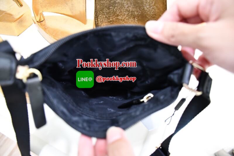 Cavin Klein กระเป๋าถือ วัสดุNylon ด้านหน้ามีโลโก้แบรนด์ มี1ช่องซิปใส่ของได้ ภายในสกรีนโลโก้แบรนด์มีช่องซิปเล็กด้านใน เปิด-ปิดด้วยซิป ใส่ตังต์ ใส่โทรศัพท์ เท่ห์ๆไปเลยค่า