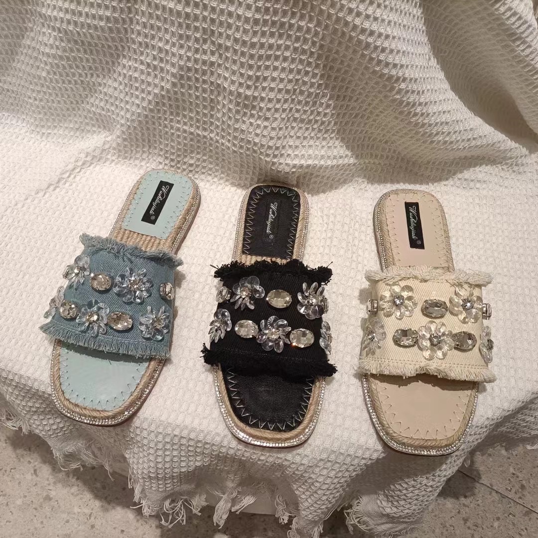 พร้อมส่งคะ งานแตะเพชร งานsignature ของทางร้าน เพชรเวอวังอลังการ สวยยืน1 🥇มาแล้วจ้า ทรงสวยอย่างดี งานเกร๋เรียบหรูดูแพง ตัวนี้ห้ามพลาด ใส่สบายจะแมตช์กับกางเกง👖หรือกระโปรง👗ก็ได้ค่ะ แม่ค้าคอนเฟริม ห้ามพลาดเลยจ้าตัวนี้แนะนำ อย่าช้ารีบเล