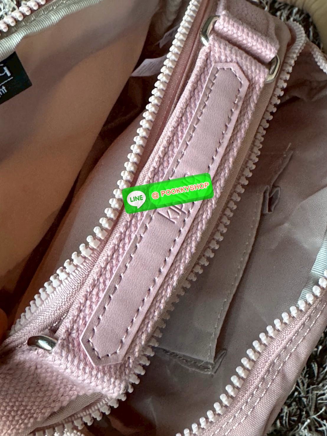 Kipling Candy 3 Ways กระเป๋าสไตล์มินิมอลล์ น้ำหนักเบาทำหลายสไตล์ ทั้งในแบบถือ สะพายพาดลำตัว หรือจะเป็นเป้ขนาดเล็กก็ได้ มีช่องซิปจัดระเบียบสิ่งของหลายช่อง ใส่สิ่งของจำเป็นได้ครบครัน