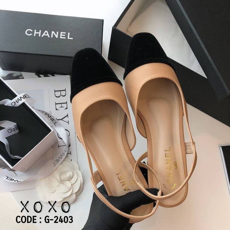 สินค้าพร้อมส่ง พื้นตีแบรนด์ : Chanel กล่องน้ำตาลเรียบ ไม่มีอปก. คัชชูงานสวม รัดหลัง มียางยืด ใส่สบาย ทรงสวย วัสดุหนัง PU มีส้นเล็กน้อย กำลังใส่สบาย งานสวยมาก เนียบ แอดมินหลงรักคู่นี้มากคะ ต้องมีเลยคะ