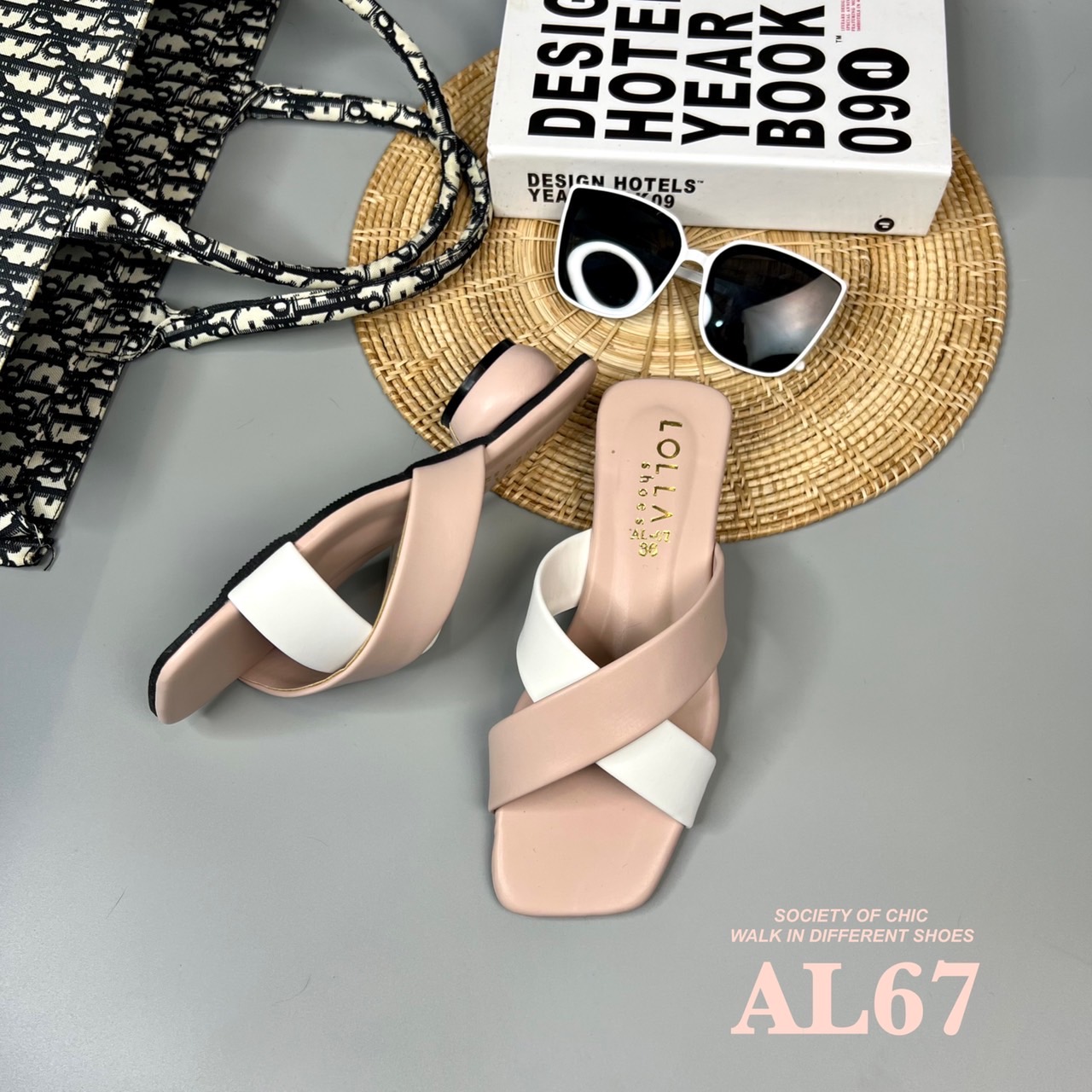 เน้นใส่สบายเดินทั้งวันแบบไม่เมื่อย ส้นมาการองสูงเพียง 1.5 นิ้ว หน้าสวมหนังนิ่ม แบบไขว้ แต่งสีทูโทน 5 สี เบาๆ ใสๆ ใส่ได้ทุกสีผิว