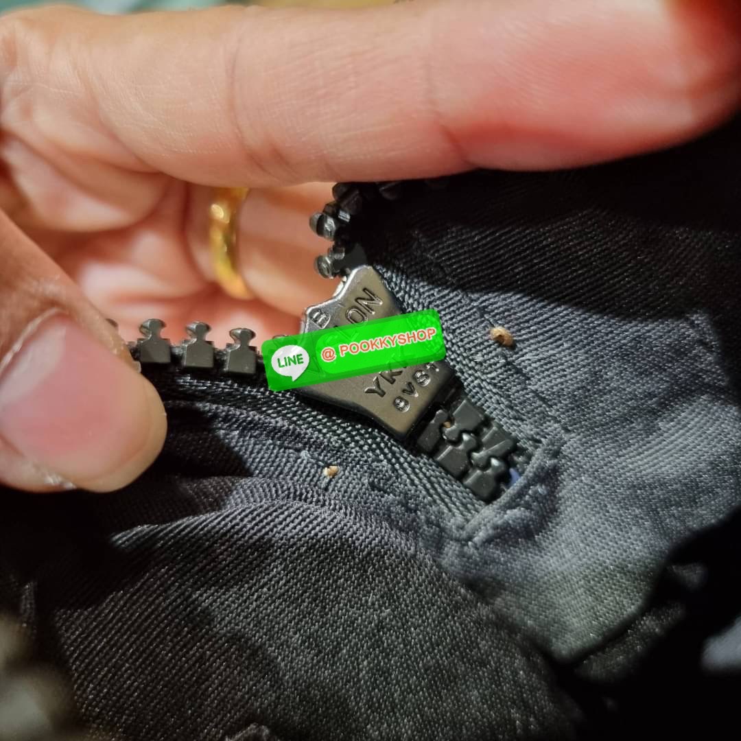 COACH 2373 EDGE CROSSBODY ความเท่ never die!! กระเป๋าครอสบอดี้ทรงยอดฮิต ที่หนุ่มๆไม่ควรพลาด รูปทรงดีไซน์คลาสสิค ใช้งานง่าย วัสดุหนังแท้สลับแคนวาส โดดเด่นด้วยลูกเล่นโทนสี ตัวกระเป๋ามีซิปหลัก และซิปด้านหน้า พร้อมช่องแยกด้านหลัง ใส่ของไปเลยเน้นๆ ใส่โทรศัพท์ม