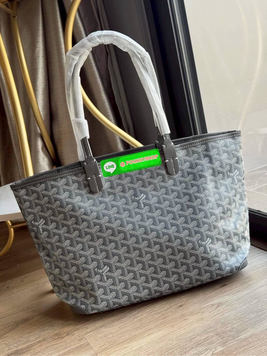 Goyard Artois PM Bag กระเป๋า Artois PM เป็นกระเป๋าที่มีซิปด้านบนเพิ่มคงามปลอดภัย ภายในพื้นที่กว้างเพื่อจัดระเบียบข้าวของของคุณ มันโดดเด่นด้วยฐานด้านล่างทั้งสองมุมเย็บต่อด้วยหนังใช้งานในแบบทางการหรือกึ่งทางการก็ได้