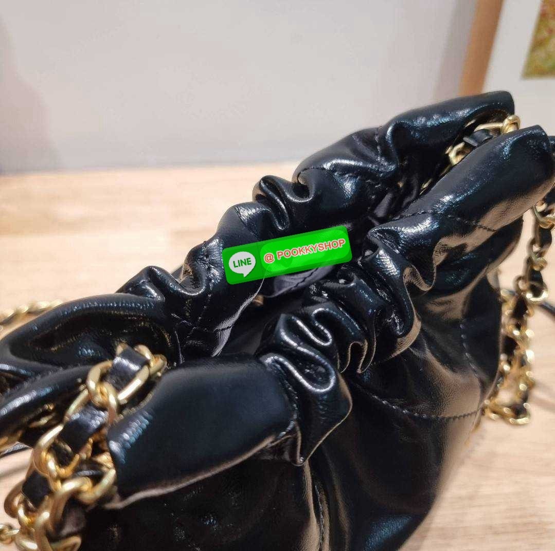 Chanel 22 mini bag 🔆 Details เกินต้านที่สุดกับไอเท็มนี้ ที่สาวๆหรือใครๆก็ต้องมีแล้ว!! มาในไซส์มินิ น่ารักจริงจัง!! แค่เห็นก็หลงรัก กับกระเป๋าสะพาย ดีไซน์เรียบแต่มีความหรูแอบซ่อนอยู่ ด้วยความโดดเด่นจากสายสะพายโซ่สีทอง และเหรียญโลโก้ เพิ่มความแพงไปอ