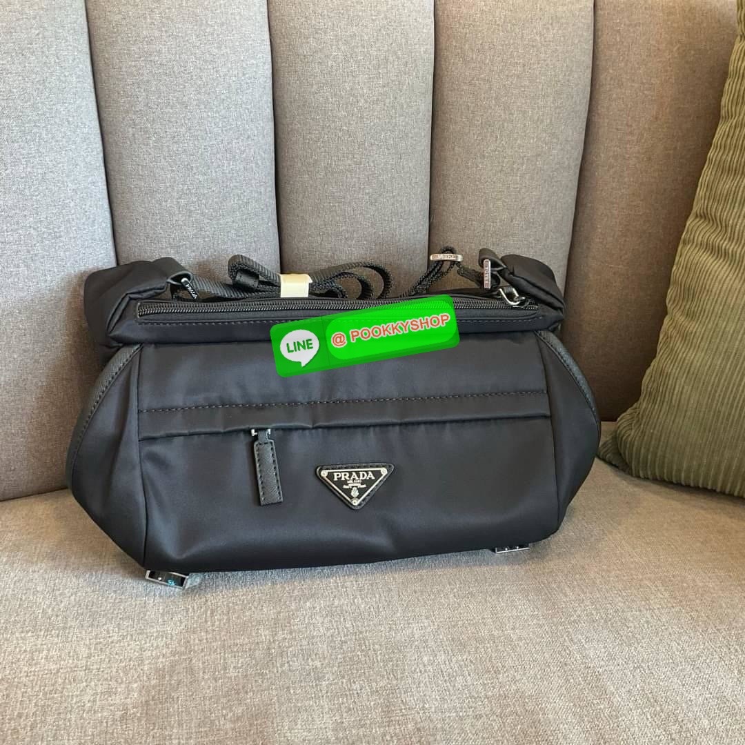 พร้อมมอบเป็นของขวัญให้คุณผู้ชาย! จากแบรนด์ PRADA ทรง MASSENGER วัสดุทำจากผ้าไนลอนอย่างหนาทั้งใบ กันน้ำได้ มีโลโก้แบรนด์อยู่ข้างหน้า ตัวกระเป๋าอยู่ทรง อะไหล่เงินทั้งใบ เปิดปิดชั้นนอกด้วยตัวล็อค ด้านในเป็นซิปรอบบุผ้าลายแบรนด์อย่างดี มีช่องซิปด้านใน และ โลโก