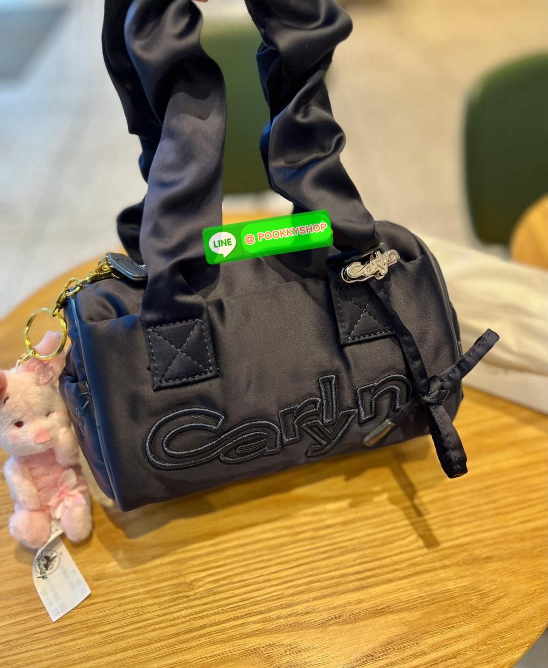 NEW ARRIVAL! น้องใหม่ล่าสุด มีความน่ารักไม่ไหวค่าสาวๆ CARLYN TIA MINI BAG พร้อมส่ง! สุดคิ้วท์ไปกับน้องสไตล์สายเกากันค่า ด้วยดีไซด์ใหม่ วัสดุไนล่อนอย่างดี ปักลายแบรนด์ทั้งใบสวยงาม