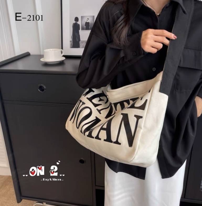 กระเป๋าผ้าแคนวาสนิ่ม Gentlewoman เป็นกระเป๋าผ้าStreet Fashion มีซิปและกะดุมปิดใช้งานได้ทุกวันเบาสบายสายยาวใบใหญ่จุใจค่ะ