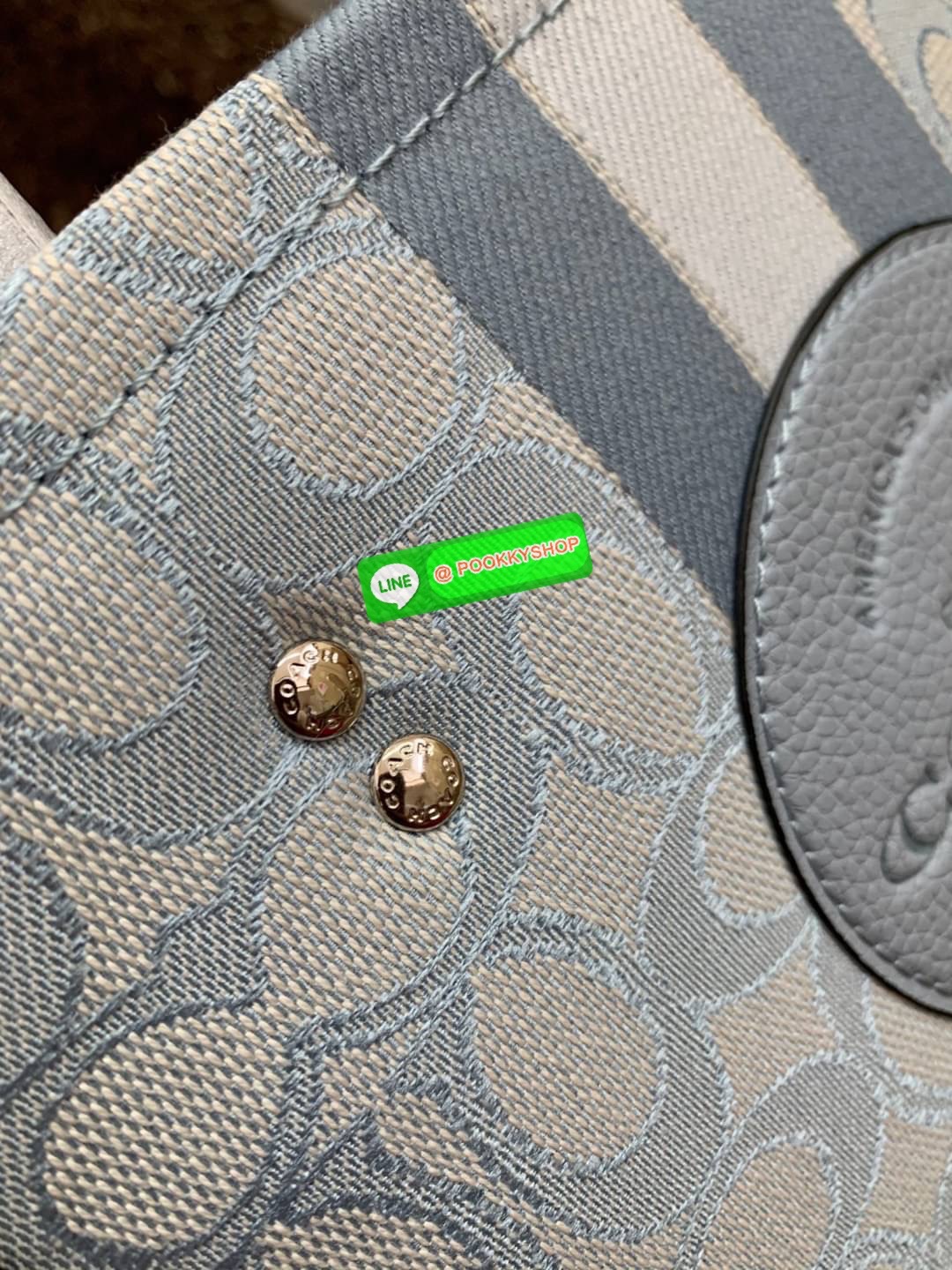 COACH DEMSEY TOTE IN SIGNATURE JACQUARD WITH COACH PAT ((C8417//C5115)) พร้อมส่งที่ไทย ห้ามพลาด สีน้องสวยมากๆค่ะ กระเป๋าทรงTote ขนาดพอดีลำตัว ใช้วันไหนๆก็เหมาะมากค่ะ วัสดุJacquard ทอลายแบรนด์ ตัดขอบหนังแท้ สวยงามมากๆค่ะ ด้านหน้าจะมีป้ายวงกลมโลโก้แบรนด์อัน