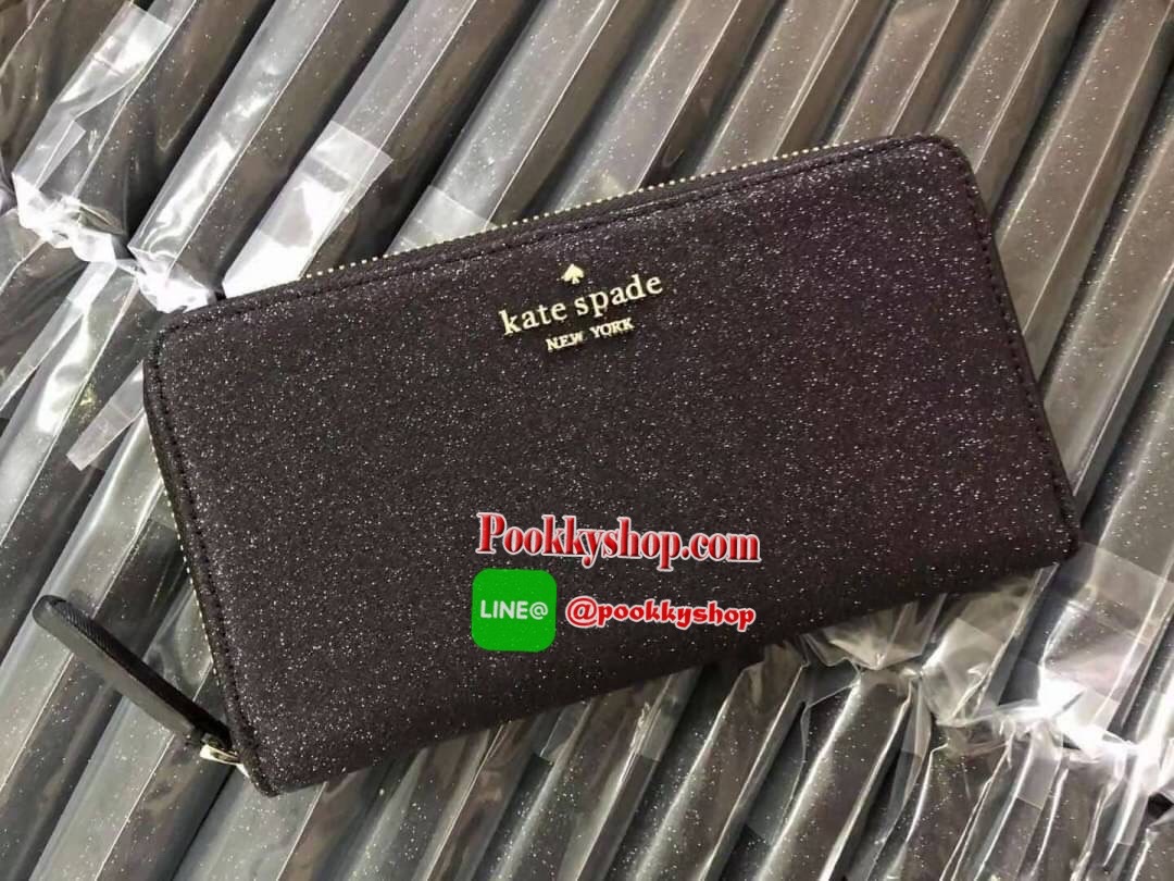KATE SPADE JOELEY LONG WALLET กระเป๋าสตางค์ใบยาวรุ่นใหม่ล่าสุดหนัง Saffiano สไตล์ PRADA สวยน่าใช้ตัวเนื้อกระเป๋าตกแต่งด้วยกลิทเตอร์ทั้งใบ สวยหรู ภายในมีช่องซิป1ช่อง และช่องใส่บัตรหลายช่อง ใส่เหรียญ บัตรได้เยอะ ตัวจริงสวยน่าใช้มากค่ะ
