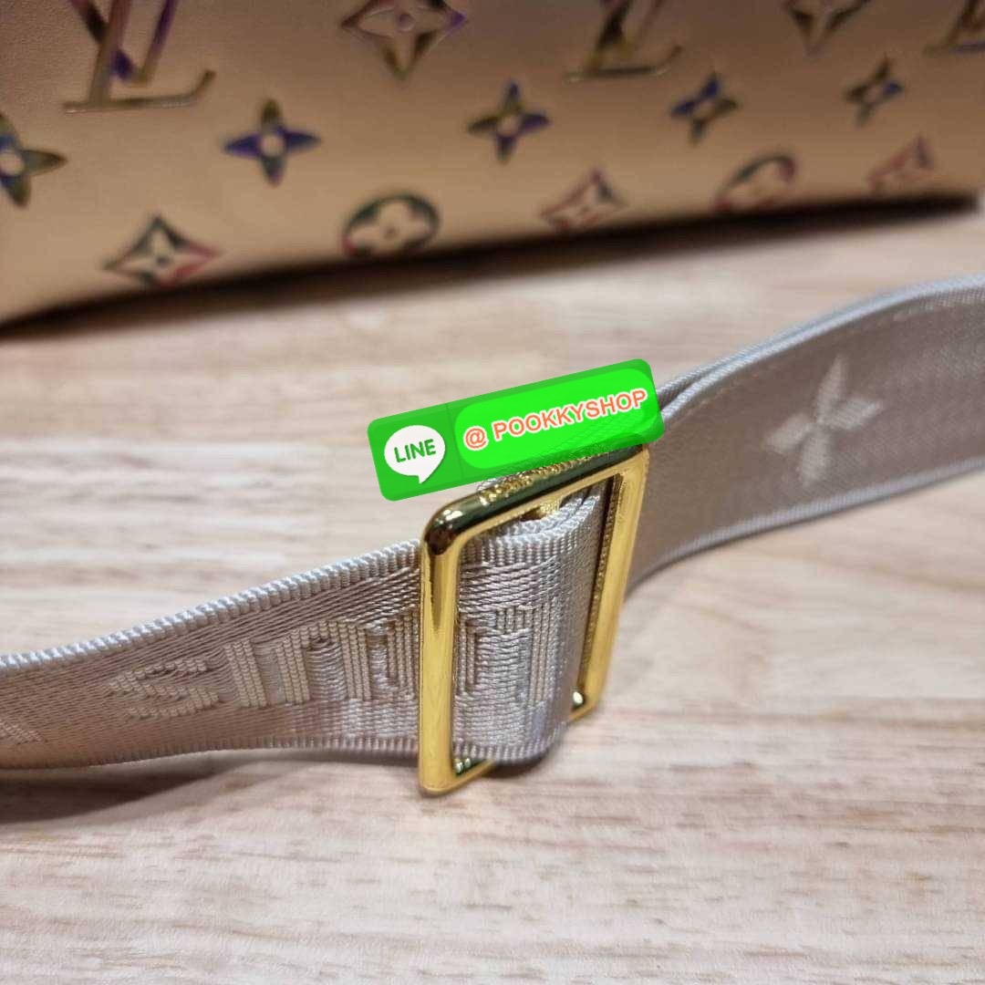 NEW IN!! LV HANDLE POUCH MONOGRAM LIMITED EDITION กระเป๋าสะพายกึ่งคลัชท์ สุดล้ำ ดีไซน์ใหม่ สีลิมิเต็ด ล่าสุดจากเคาน์เตอร์ duty free มาแรงมาก ด้วยความสวยปังตั้งแต่แรกเห็น วัสดุหนังแกะปั๊มลายสวย มาพร้อมสาย 2 เส้น เชิดๆสับๆ มีสายโซ่ที่มีดีเทลละเอียดไม่ซ้ำ แล