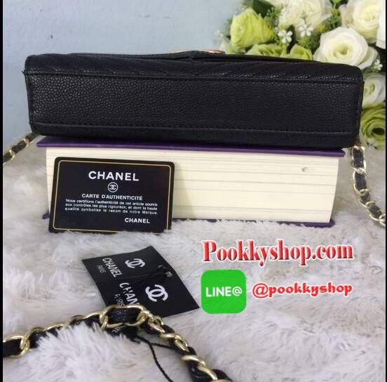 Chanel รุ่น Limited edition .. วัสดุหนังคาเวียเนื้อหนานุ่มลายตัวV คุณภาพดีแบบฉบับChanel ขนาดกำลังดี น้ำหนักเบา ด้านหน้ามีโลโก้ อะไหล่ทอง หรู ด้านหลังปั้มรูปโลโก้นูน สวยมากๆ เปิดปิดด้วยฝาปิดกระดุม ด้านในมีช่องใส่บัตรได้หลายใบ และมีช่องชิปใส่ของจุกจิกได้ ตั