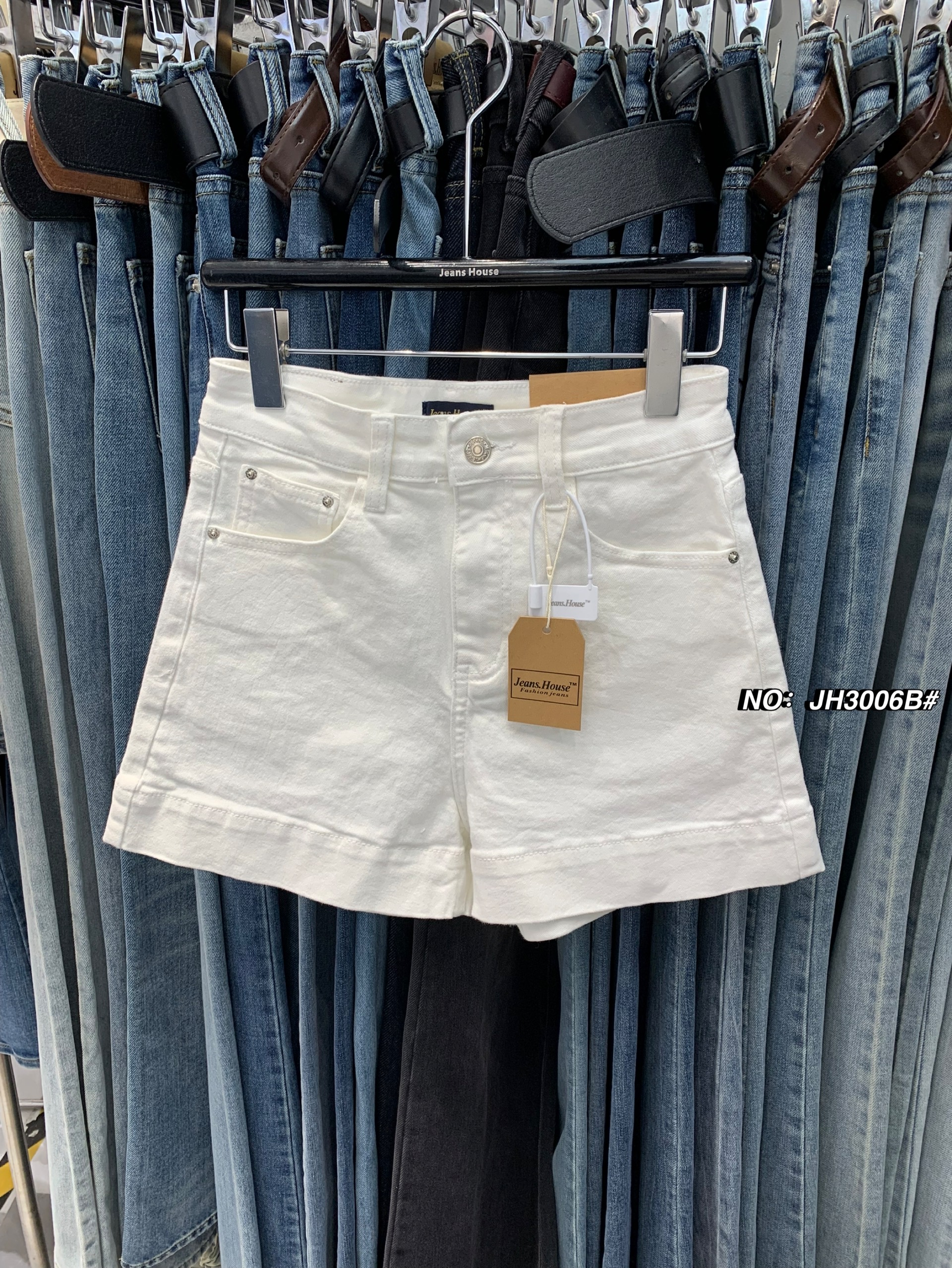 กางเกงแฟชั่น -กางเกงยีนส์ขาสั้น ทรงเอวสูง รุ่นนี้บอกเลยทรงสวยมาก เนื้อผ้ายีนส์ยืด สีขาว:No.JH3006B#