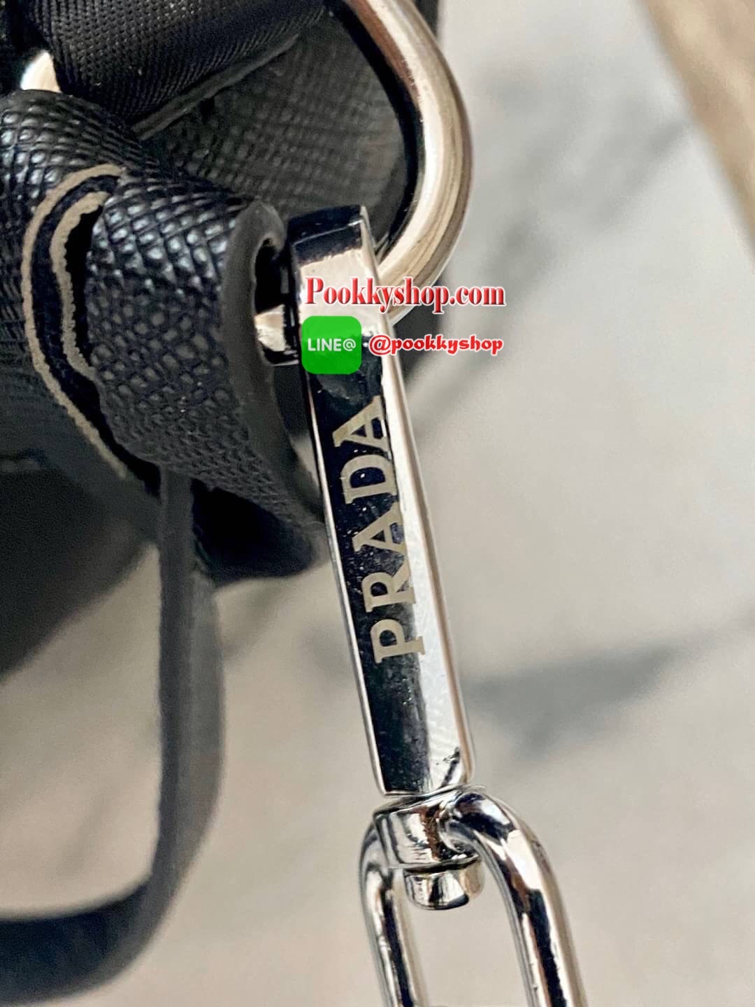 PRADA NYLON BAG WITH ZIP พรีเมี่ยมกิ้ฟจากเคาน์เตอร์แบรนด์ Limited edition วัสดุ Nylon ด้านหน้าประดับโลโก้และช่องใส่ของ เปิดปิดด้วยซิป ภายในลายแบรนด์ Polyester 100% มีโลโก้ ช่องใส่มือถือ สามารถใส่กระเป๋าสตางค์ใบกลาง และของใช้ได้พอประมาณ น้ำหนักเบา ตัวจริงส