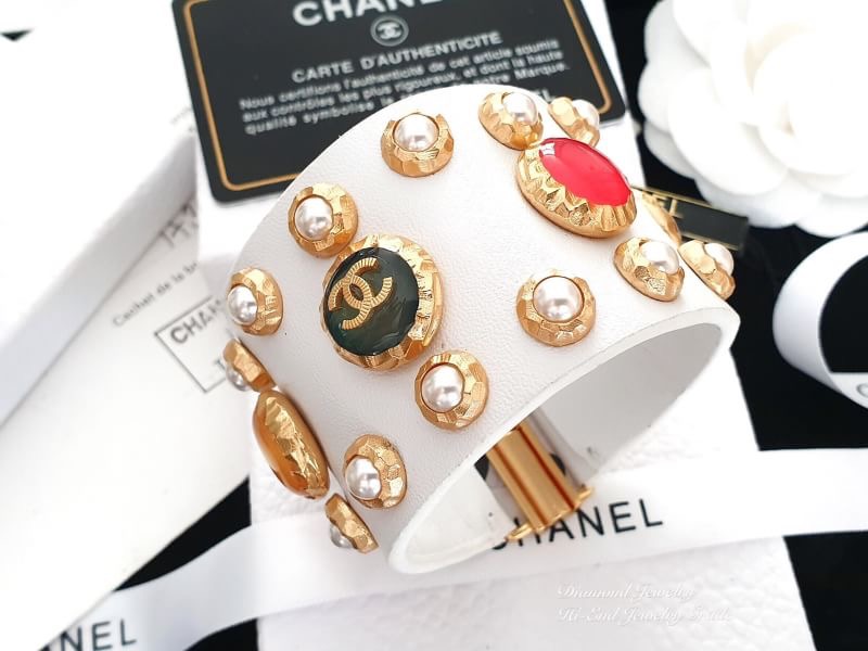 Super Hi-End Quality !!! ((งาน 1:1 เกรดดีที่สุดในท้องตลาด)) **งานหนังแท้ทั้งเส้น อะไหล่ทอง** Chanel Cuff รุ่นใหม่ล่าสุดชนช็อปค่ะ ตัวกำไลทำจากหนังแท้เกรดคุณภาพ top premium งานสวยมากกกกก ขอบอก สาวกชาแนลพลาดไม่ได้ค่ะ ตัวกำไลมีน้ำหนักน้า ไม่เบาก๊องแก๊งเหมือนง