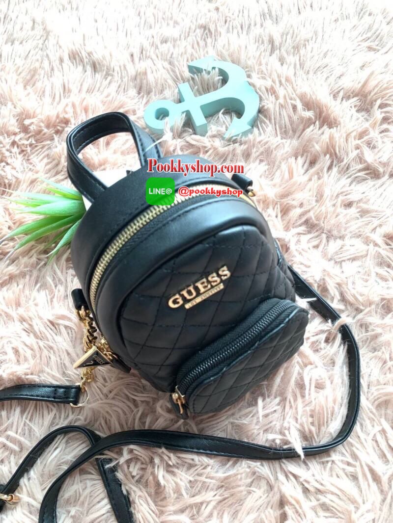 GUESS Factory Women's Evan Mini Crossbody กระเป๋าสะพายใบเล็กสุดน่ารักจาก guess มาแล้วค่า ไอเท็มสุดน่ารัก วัสดุทำจาก pu สกรีนลายสุดน่ารัก ด้านหน้ามีโลโก้ มีพวงกุญแจสวยเก๋ สายสะพายมีสายโซ่สลับหนังปรับได้ 5 ระดับ ด้านบนมีหูหิ้วจับถนัดมือ กระเป๋ามี 1 ช่อ