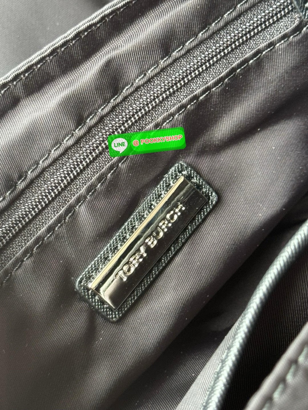 TORY BURCH VIRGINIA SMALL MESSENGER เป็นกระเป๋าที่มีรูปแบบการเปิด-ปิดด้วยกระดุมแม่เหล็ก ทำให้ปากกระเป๋าเปิดง่ายและหยิบสิ่งของสะดวก ซึ่งภายในฐานกระเป๋ามีความกว้างขวางพอสมควร เก็บสิ่งของต่าง ๆ ได้ดั่งใจ มาพร้อมดีไซน์เรียบง่ายสีดำประดับด้วยโลโก้แบรนด์อันเป็น